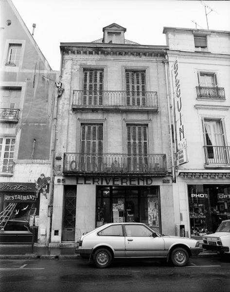 Façade antérieure sur la place.