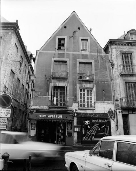 Façade antérieure sur la place : composition XVIe siècle et grilles de balcon XVIIIe siècle.