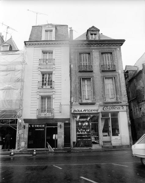 Façades sur la place.