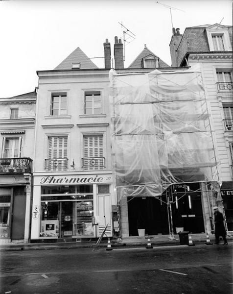 Façade antérieure sur rla place : élévation XIXe siècle, devant une maison ancienne.