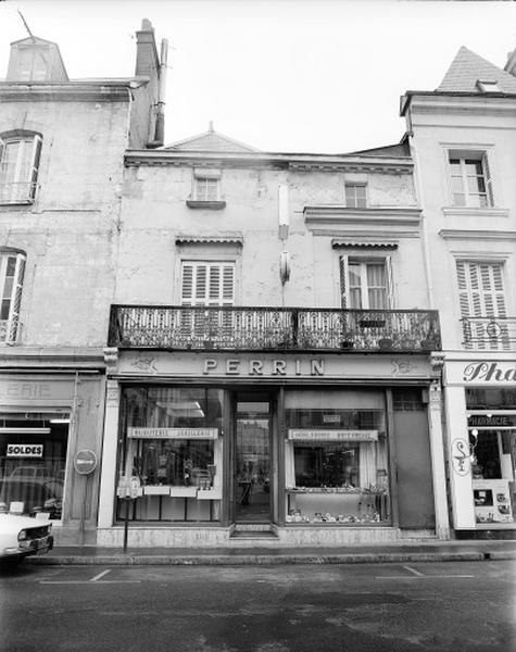 Façade antérieure sur rue : maison très remaniée.