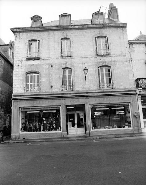 Façade antérieure sur la place : noter la forme d'une baie différente des autres, au premier étage à gauche.