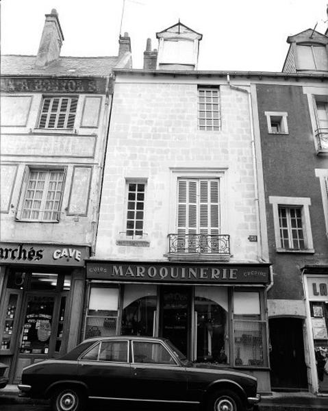 Façade antérieure sur la place après restauration, remaniements XVIIIe siècle sur une maison antérieure.