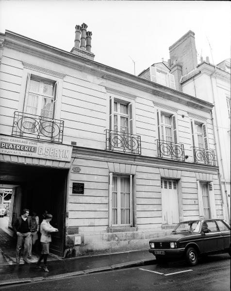 Façade sur rue avec inscription commémorative : 'Jonction de la Loire et du Cher le 28 mai 1577 et une seconde fois en 1687'.