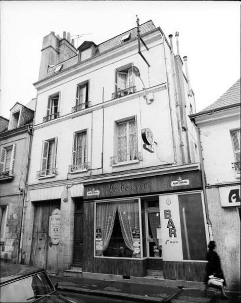 Façade sur rue.