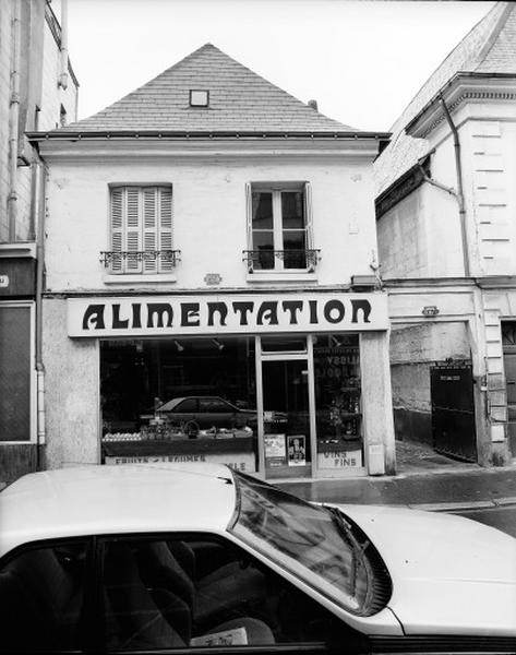 Façade sur rue, boutique au rez-de-chaussée.