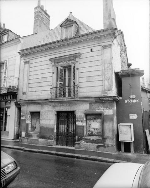 Façade sur rue, baie unique au premier étage encadrée d'un décor en relief et pilastres aux extrémités de la façade.