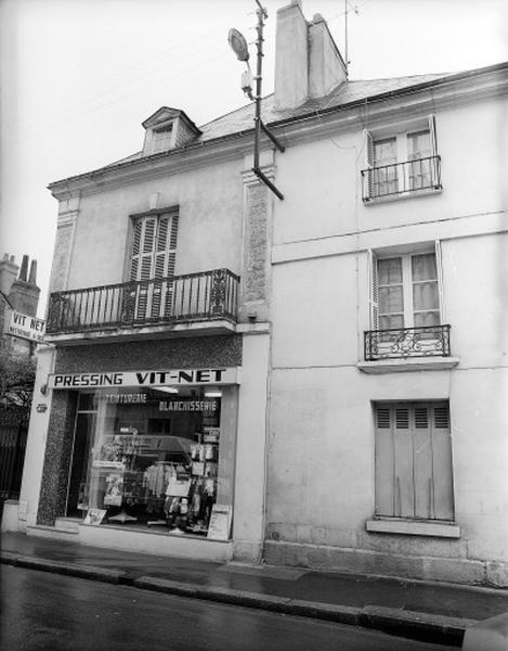 Façade sur rue avec boutique au rez-de-chaussée.