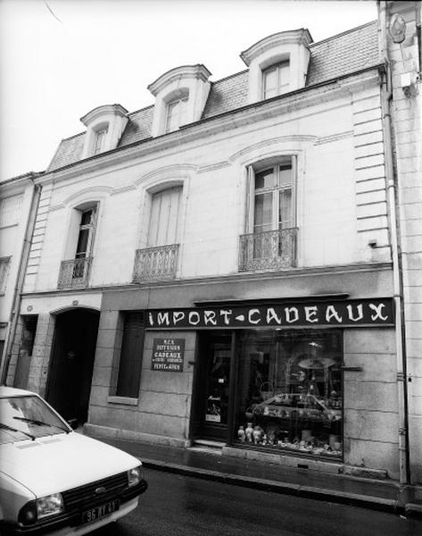 Façade sur rue : les trois lucarnes sont alignées sur les trois baies du premier étage.