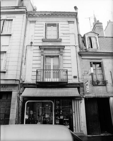 Façade sur rue, avec pilastres en relief sur les deux étages supérieurs.