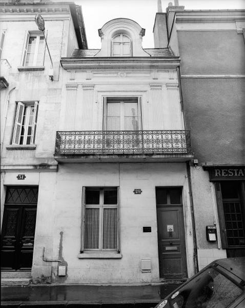 Façade sur rue, décor en bas-relief de pilastres encadrant la baie du premier étage.