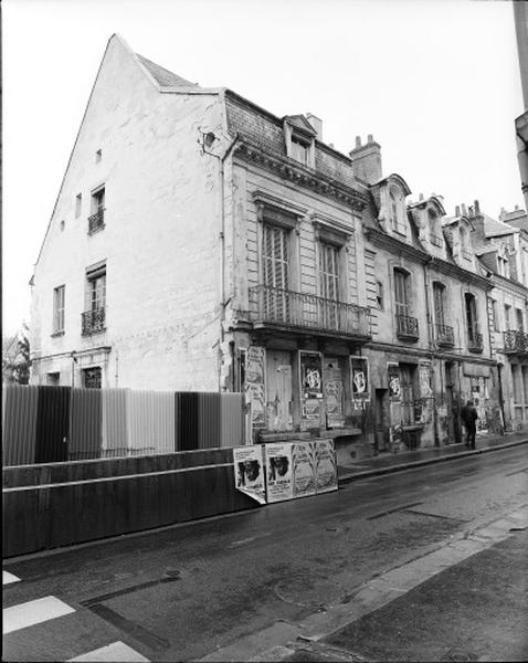 Maisons jumelées derrière une façade commune, maison XVIe siècle mise à l'alignement ou remaniée début XIXe : vue de volume avant démolition.