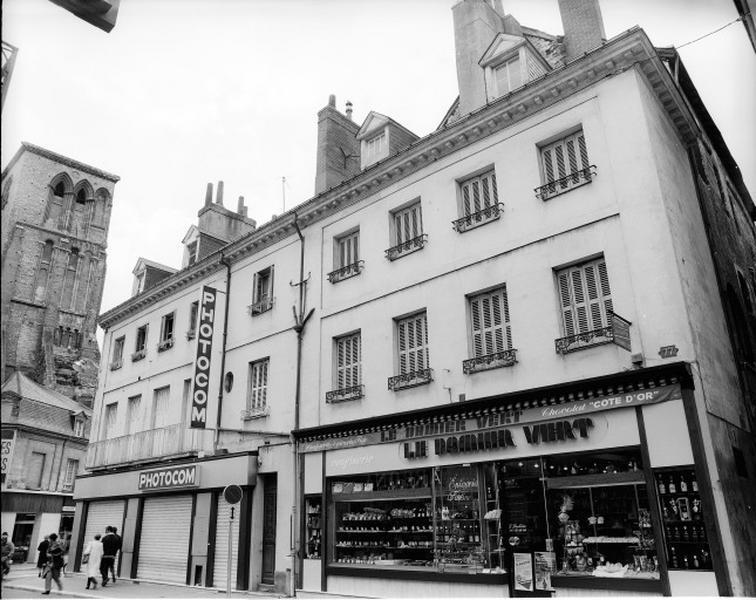 Façade sur rue des bâtiments sis à la place de l'église.