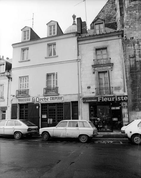 Façades sur la place.