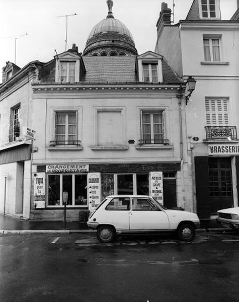 Façade sur la place.