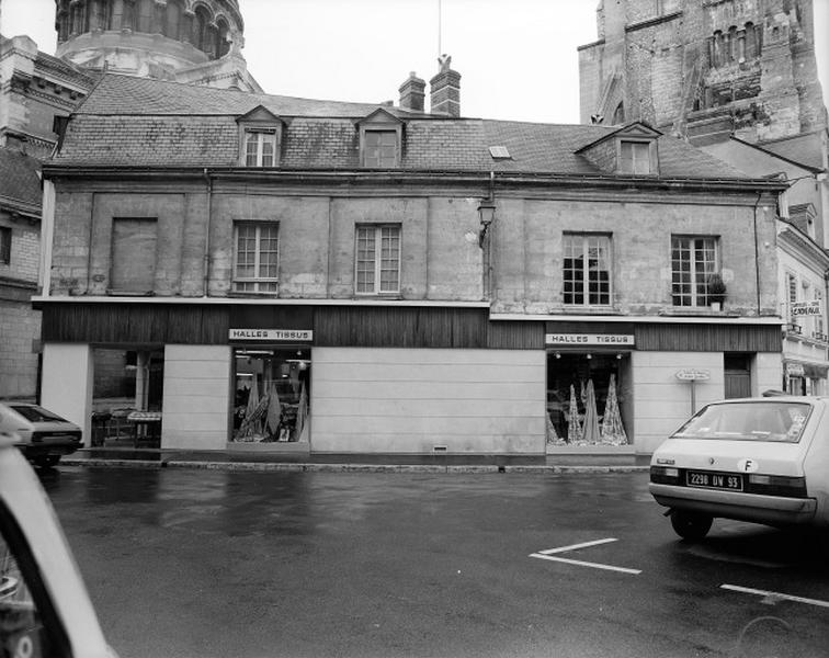 Façade sur la place.