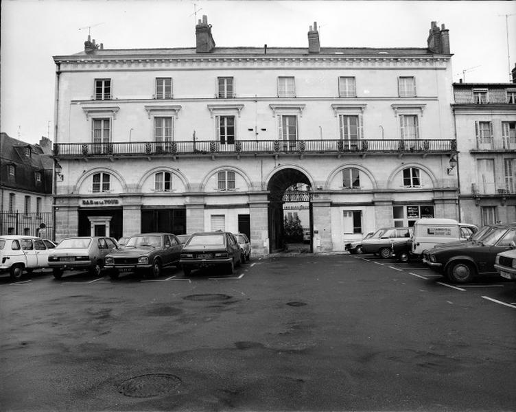 Façade sur la place.