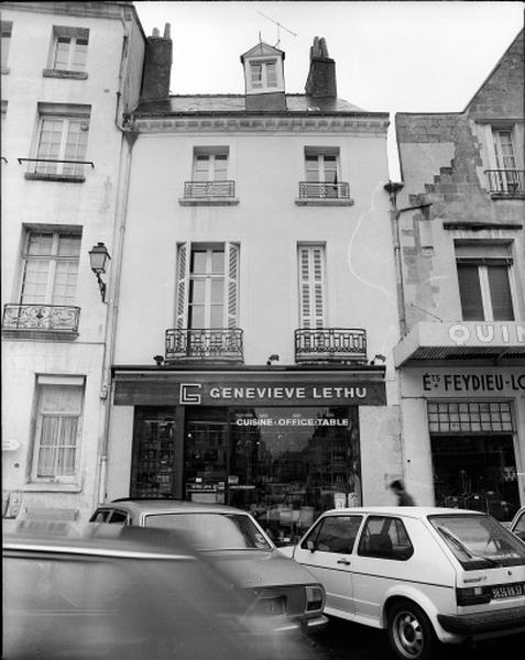 Façade sur la place.