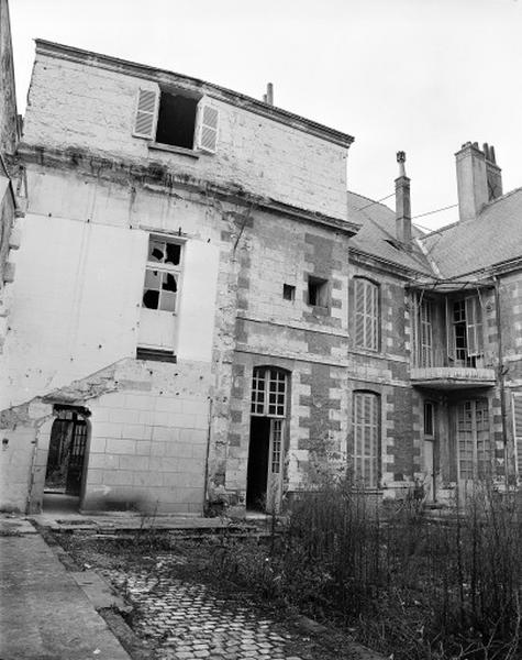 Vue prise du sud-est de la cour. A gauche : façade est du bâtiment accolé au sud de la maison. A droite : raccord entre la facade est de la maison et la façade sud du nouveau chapître.