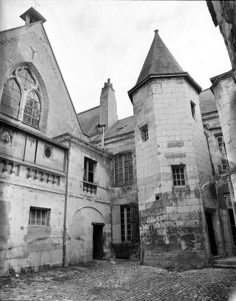 Façade nord sur cour et galerie, vue prise du nord-ouest de la cour.