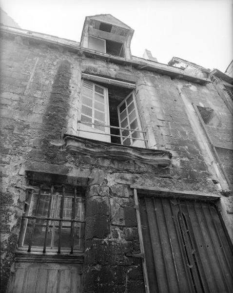 Appui de fenêtre en bois au premier étage. Façade nord sur rue.