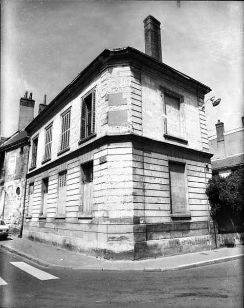 Vue de volume prise de la rue Néricault Destouches (sud-ouest).