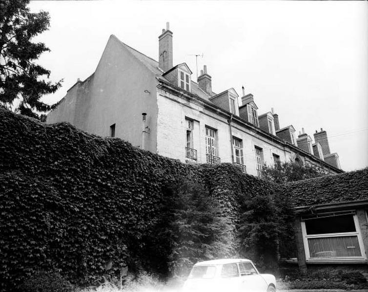 Façade postérieure sud de l'hôtel. Vue d'une partie de la façade appartenant au Couvent.