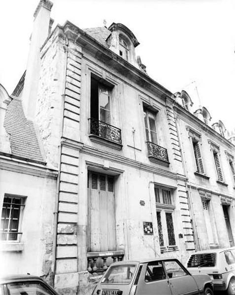 Façade antérieure sur rue, 3e quart XVIIIe siècle : grille de balcon en fer forgé, bossages, lucarne.