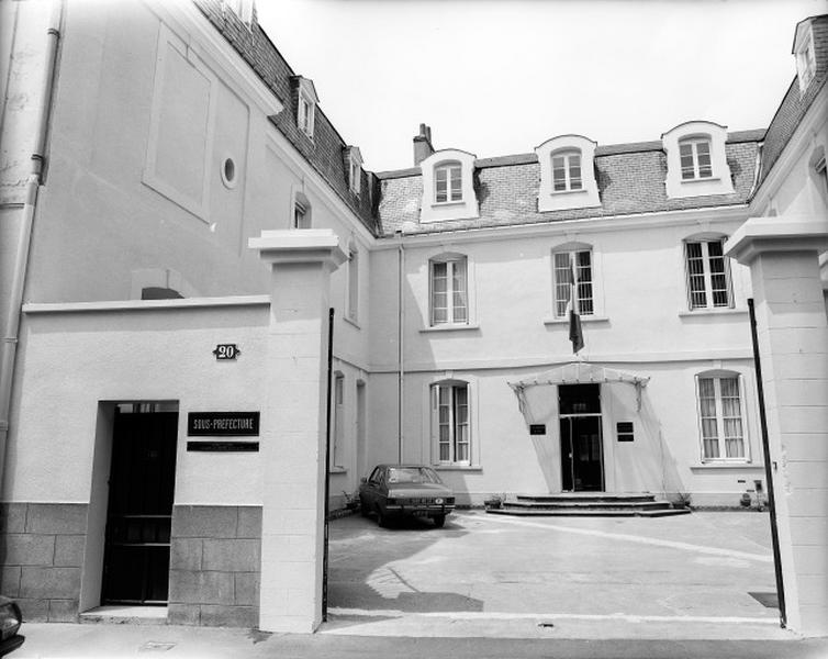 Façade sur cour antérieure, vue d'ensemble prise de la rue.