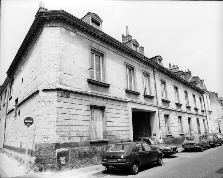 Façade antérieure, vue de volume.