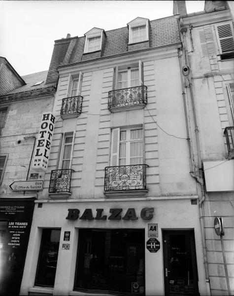 Façade antérieure sur rue.