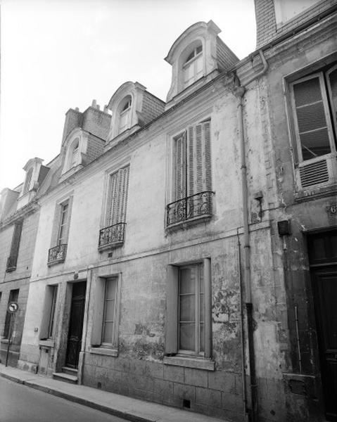 Façade antérieure sur rue.