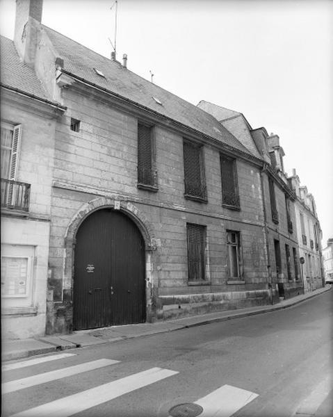 Façade antérieure sur rue.