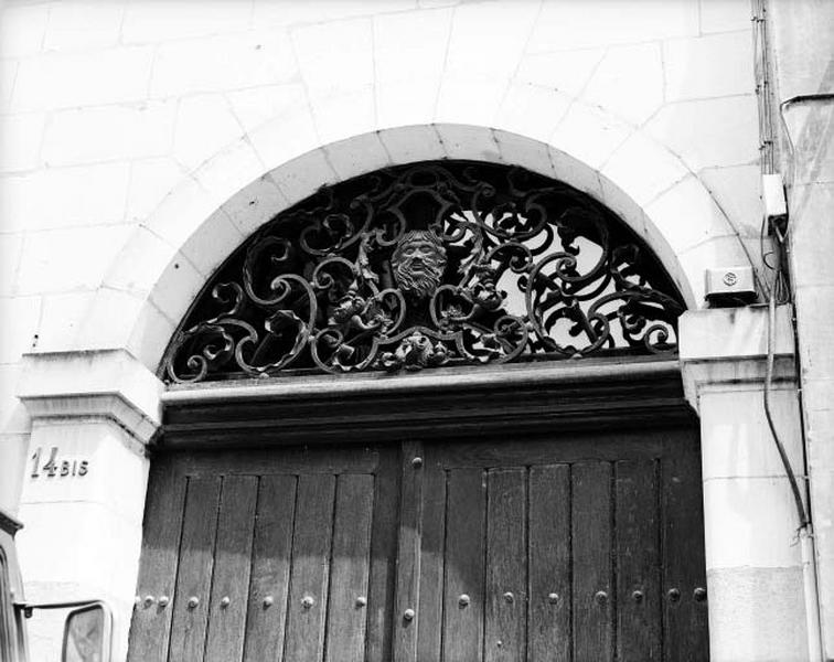 Façade antérieure, rez-de-chaussée, détail : porte cochère.