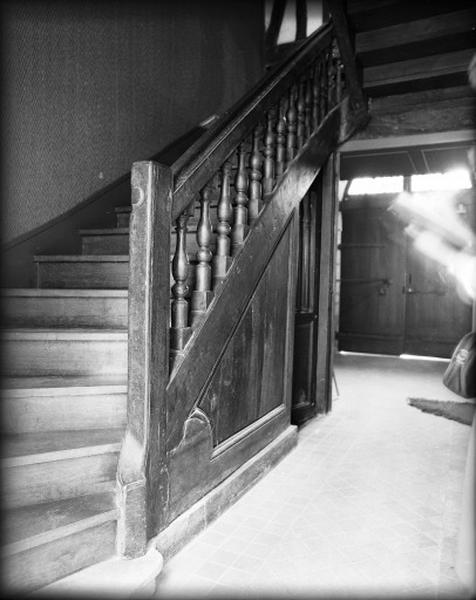 Rez-de-chaussée, escalier.