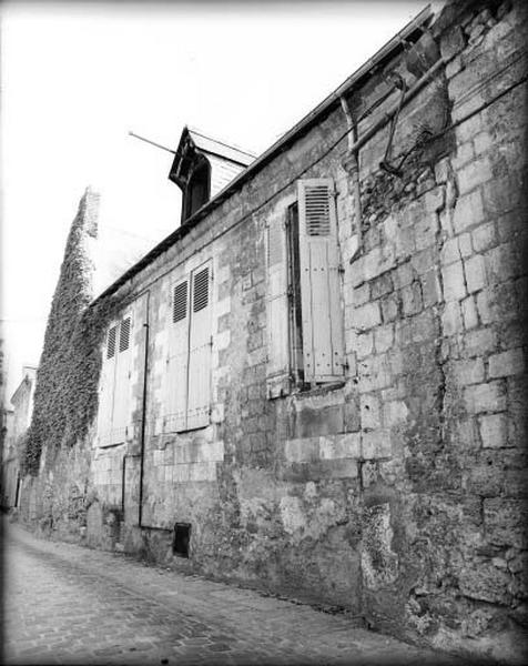 Façade antérieure sur rue, vue partielle.