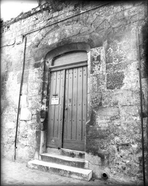 Porte d'entrée sur la rue, ouverture modifiée, détail.