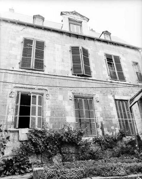 Aile ouest, façade sur cour antérieure.