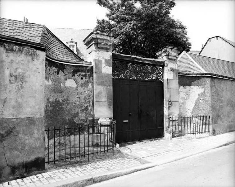 Elévation sur rue, mur de clôture et portail d'entrée.