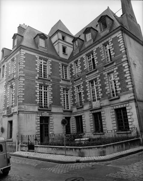 Façades sur la petite cour nord-est et pavillon de l'escalier après restauration : enduit fausse-pierre au rez-de-chaussé et sur le pavillon, moulures des bandeaux et de la corniche inventée.