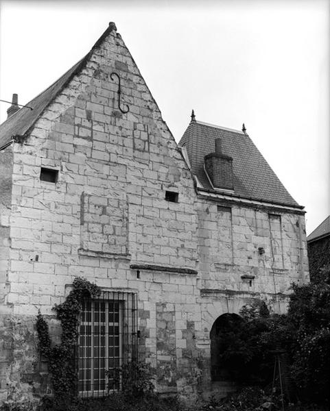 Façade est donnant sur le jardin.