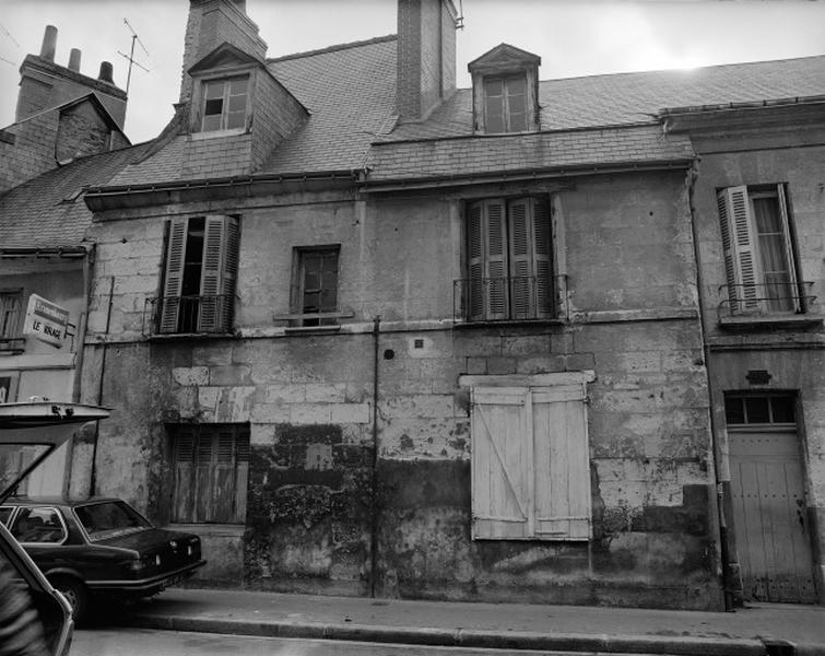 Façade antérieure sur rue.