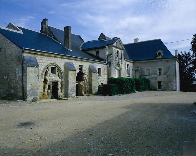 Abbaye bénédictine : corps de logis principal, salle capitulaire (?) en cours de restauration.