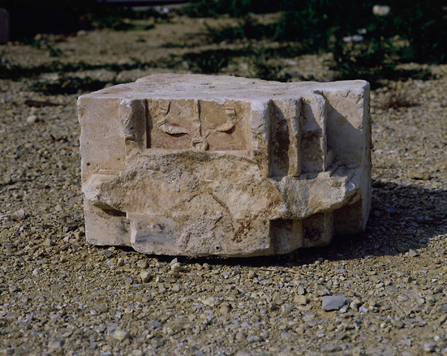 Vestiges sculptés décor de première renaissance : chute d'ornements.