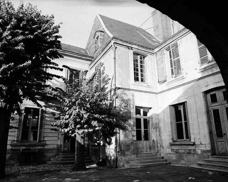 Corps de logis principal, aile ouest, façade sur cour.