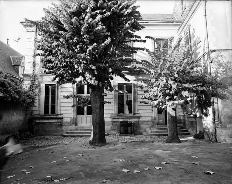 Corps de logis ouest, façade sur cour.