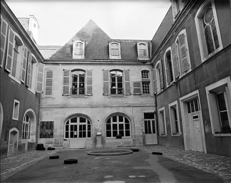 Façade ouest sur la deuxième cour.