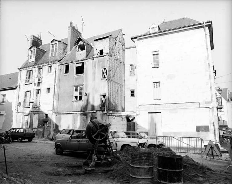 Elévation sud sur rue. Maison en pan de bois pignon enduite à mur gouttereau sur rue et escalier en façade.