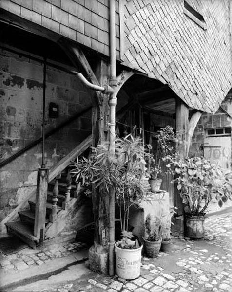 Rez-de-chaussée, escalier sur cour.