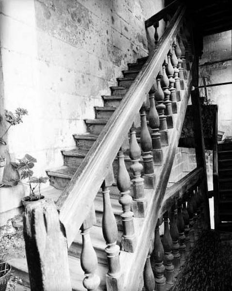 Escalier principal rampe sur rampe hors oeuvre en bois, premier étage, détail : balustres. Extensions de petites volées droites ou tournantes pour l'accès au logis au fond de la cour.